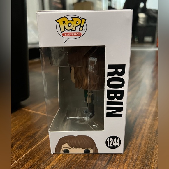 Funko Pop! TV: Stranger Things - Robin Vinyl Figure - Picture 6 of 6